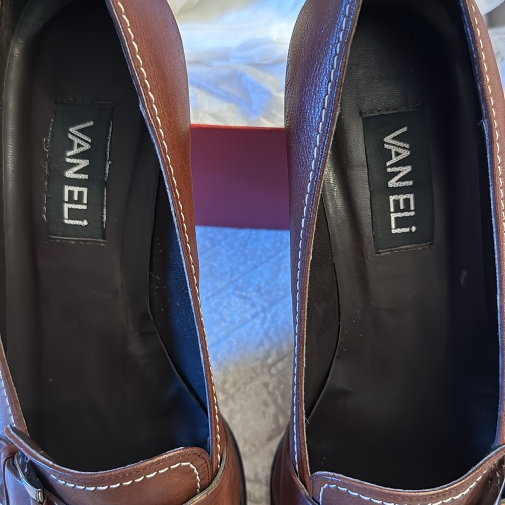Woman’s size 10 brown leather heels with beautiful silver buckle and stitching - Picture 2 of 11